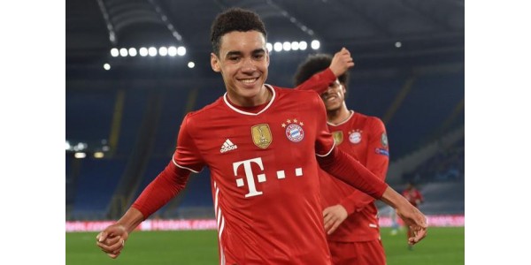 De rijzende ster van Bayern München, Musiala, scoort een eerste doelpunt